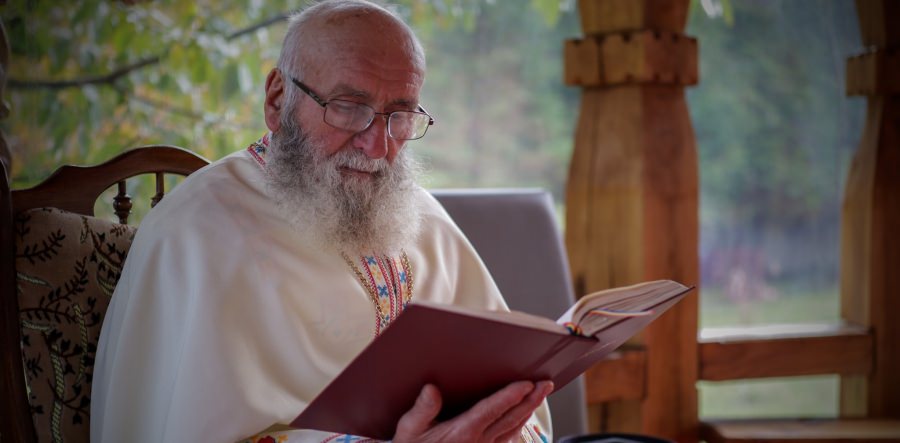 Părintele arhimandrit Gavriil Burzo de la Mănăstirea Breaza, fost deținut politic, împlinește 83 de ani
