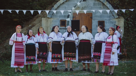 În această duminică: Horitoarele din Lăpuș vor fi prezente la Mănăstirea „Sfânta Treime” Breaza din Suciu de Sus