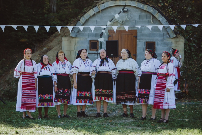 În această duminică: Horitoarele din Lăpuș vor fi prezente la Mănăstirea „Sfânta Treime” Breaza din Suciu de Sus
