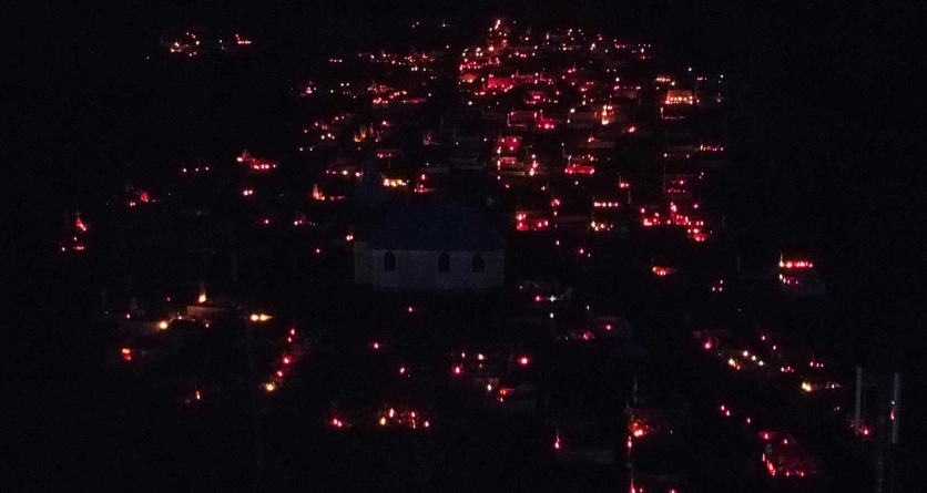Luminația în Maramureș: Cimitirele s-au transformat în adevărate grădini de culoare și lumină (FOTO)