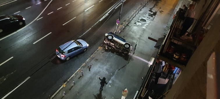Accident spectaculos de circulație: În Baia Mare, un autoturism s-a răsturnat în centrul orașului! Victima a fost transportată la spital! (VIDEO ȘI FOTO)
