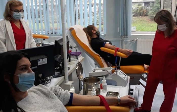 Oameni generoși: Un număr impresionant de persoane s-a prezentat vineri la Centrul de Transfuzie Sanguină Maramureș pentru a dona