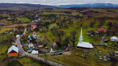 Sărbătoare la Jugăstreni: Zeci de oameni au luat parte la hramul bisericii aflate în cel mai mic sat din țară (FOTO)