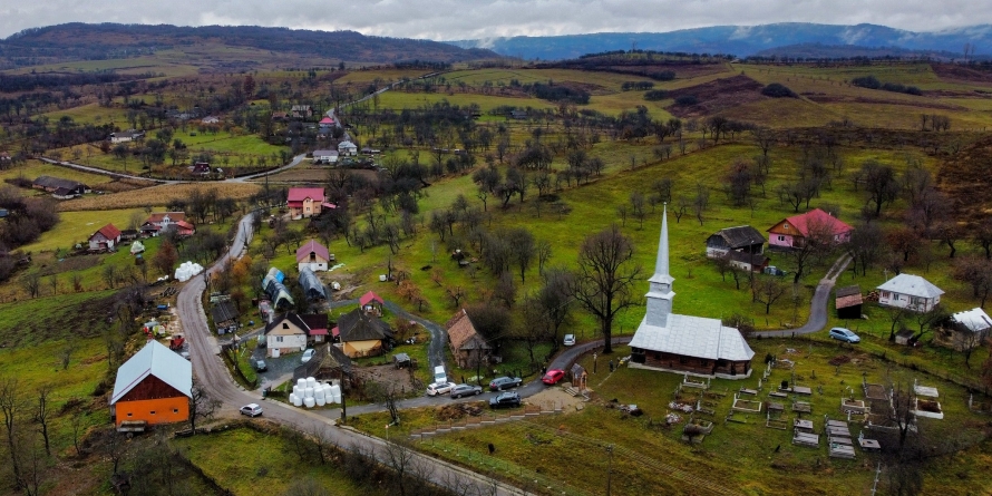 Sărbătoare la Jugăstreni: Zeci de oameni au luat parte la hramul bisericii aflate în cel mai mic sat din țară (FOTO)