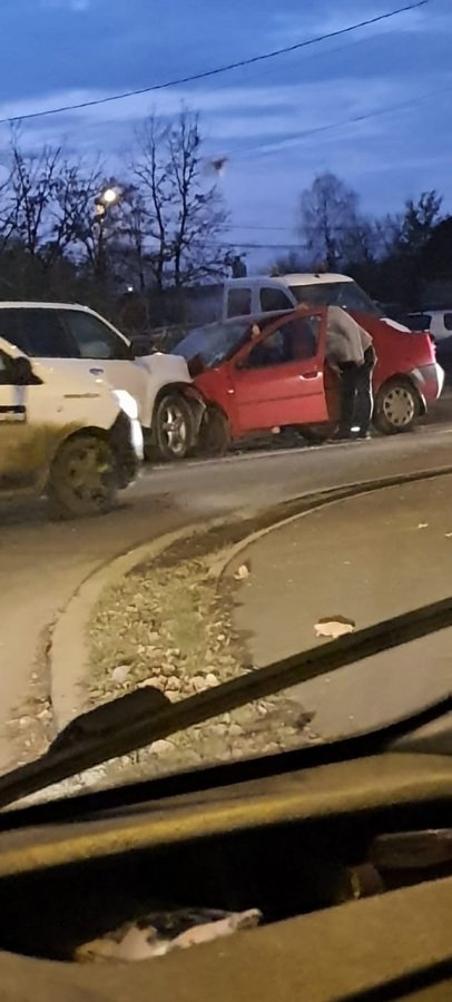 Ziua a început cu un accident rutier pe strada Electrolizei din Baia Mare; Trei mașini implicate, un rănit