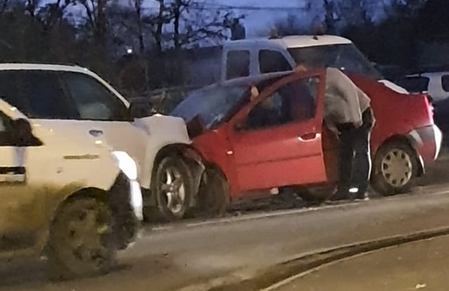 Ziua a început cu un accident rutier pe strada Electrolizei din Baia Mare; Trei mașini implicate, un rănit