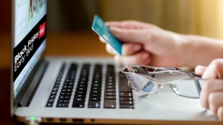 Recomandările polițiștilor de prevenire maramureșeni pentru a nu primi „țeapă” de Black Friday