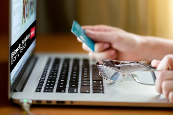 Recomandările polițiștilor de prevenire maramureșeni pentru a nu primi „țeapă” de Black Friday