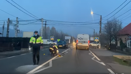 Accident în Recea: Un bărbat a fost lovit de mașină când traversa strada; Traficul rutier a fost blocat pe un sens de mers aproximativ o oră