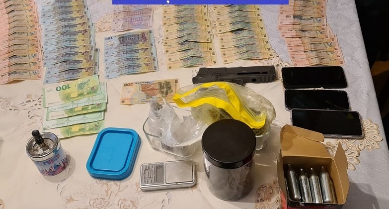 Percheziții la persoane bănuite de nerespectarea regimului armelor și munițiilor; Ce au descoperit polițiștii