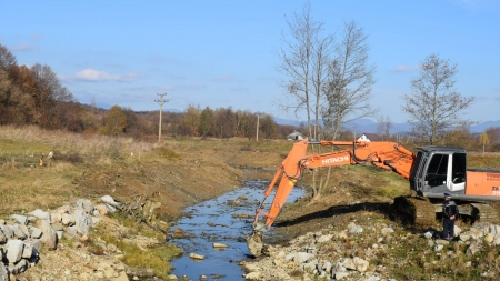 Lucrări extrem de importante: Acum în Maramureș în Țara Lăpușului intervenții pentru prevenirea inundațiilor! Curs de apă curățat de material aluvionar! (FOTO)