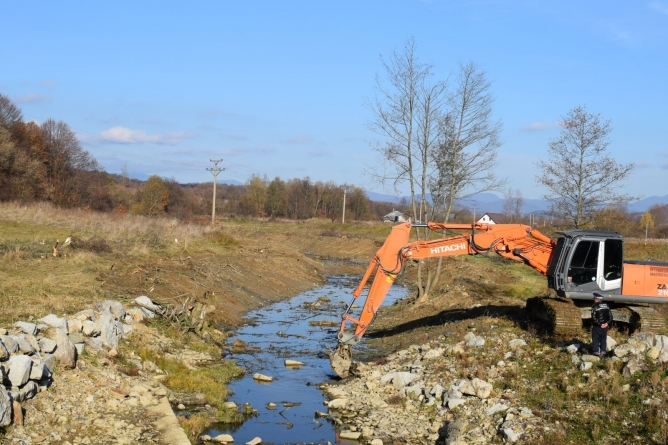 Lucrări extrem de importante: Acum în Maramureș în Țara Lăpușului intervenții pentru prevenirea inundațiilor! Curs de apă curățat de material aluvionar! (FOTO)