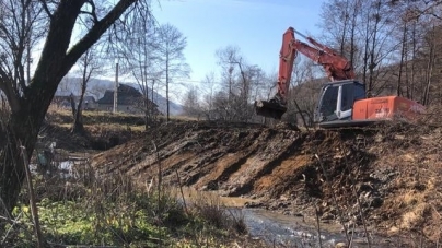 Lucrări extrem de importante!: Acum în Maramureș în Țara Lăpușului intervenții pentru prevenirea inundațiilor! Râul Dobric e curățat îndată de aluviuni! (FOTO)