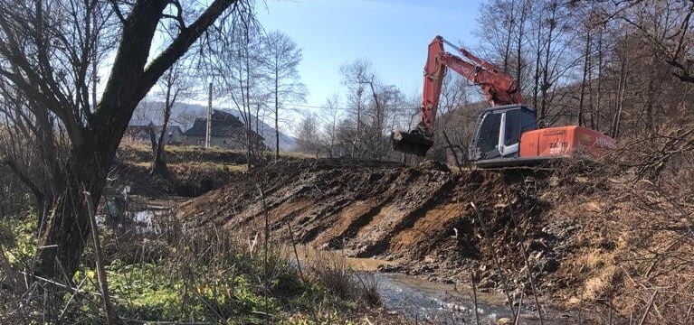 Lucrări extrem de importante!: Acum în Maramureș în Țara Lăpușului intervenții pentru prevenirea inundațiilor! Râul Dobric e curățat îndată de aluviuni! (FOTO)