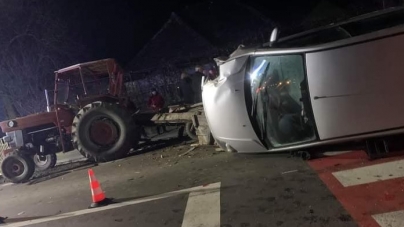 Grav accident de circulație: În județul Maramureș un autoturism a lovit un atelaj care era cuplat la un tractor iar atunci a ricoșat într-o altă mașină! (FOTO)