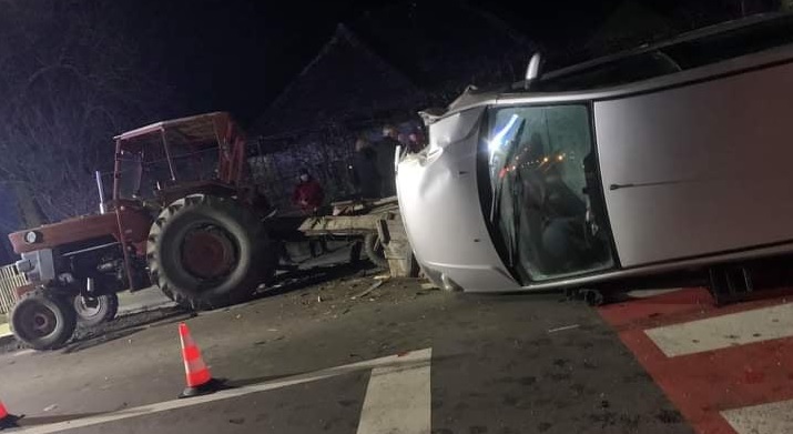 Grav accident de circulație: În județul Maramureș un autoturism a lovit un atelaj care era cuplat la un tractor iar atunci a ricoșat într-o altă mașină! (FOTO)