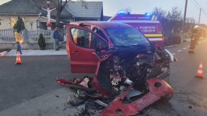 Nou eveniment de circulație!: În județul Maramureș un autoturism a fost făcut efectiv praf! Șoferița mașinii a fost imediat sancționată contravențional! (FOTO)