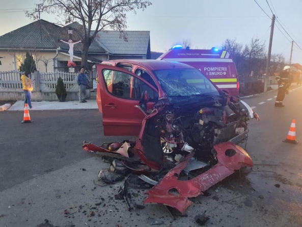 Nou eveniment de circulație!: În județul Maramureș un autoturism a fost făcut efectiv praf! Șoferița mașinii a fost imediat sancționată contravențional! (FOTO)