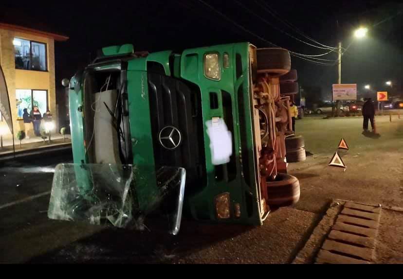 Accident în Seini: Un tir încărcat cu ciment s-a răsturnat în afara părții carosabile