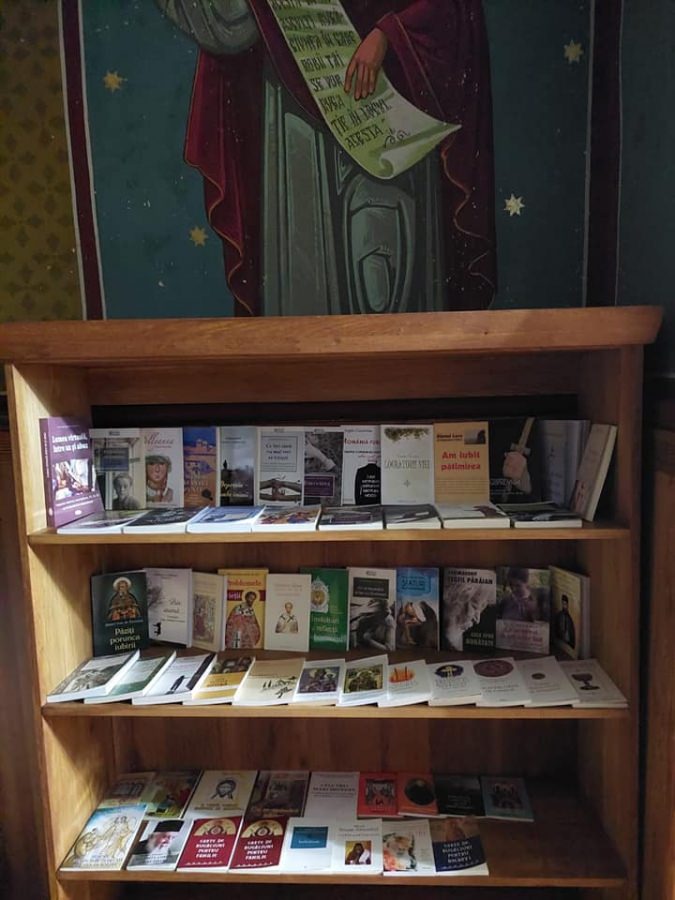Idee frumoasă: O mică bibliotecă a fost amplasată în biserica din Mireșu Mare; Credincioșii pot împrumuta cărți atunci când doresc (FOTO)