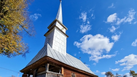 În 8 noiembrie: Hramul bisericii de lemn din Jugăstreni; Să fim alături de cei 15 credincioși și de părintele paroh