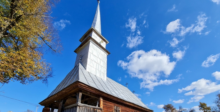 În 8 noiembrie: Hramul bisericii de lemn din Jugăstreni; Să fim alături de cei 15 credincioși și de părintele paroh