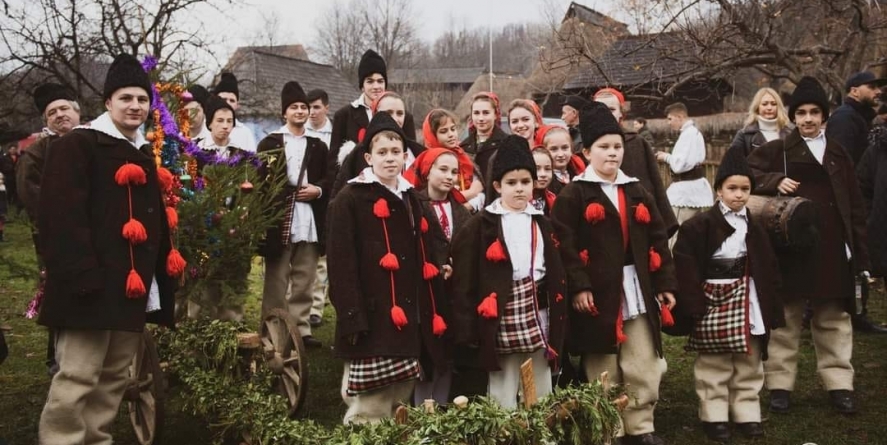 Eveniment de suflet: Colinde și obiceiuri de Crăciun din Țara Lăpușului vor fi prezentate la Mănăstirea Breaza din Suciu de Sus