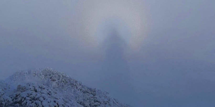 Exclusiv DirectMM: Frumusețe Fantastică!: Inedit în aria județului Maramureș, mai exact Munții Țibleșului! Fenomenul Gloria, surprins într-o fotografie! (FOTO)