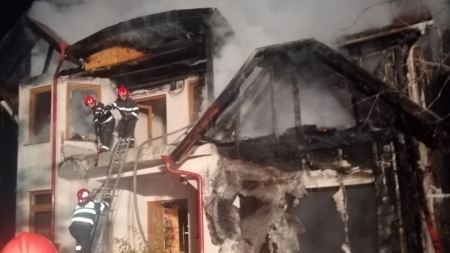 Incendiu de proporții în Săcălășeni; Pompierii s-au luptat aproape patru ore cu flăcările