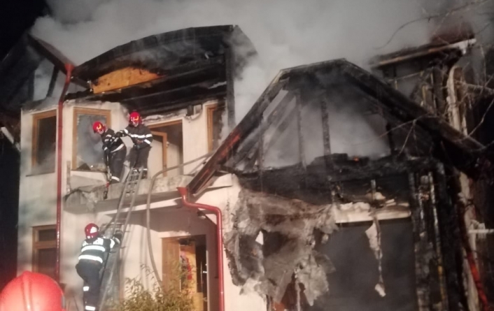 Incendiu de proporții în Săcălășeni; Pompierii s-au luptat aproape patru ore cu flăcările
