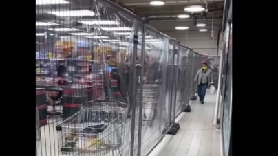 Gard metalic de doi metri, montat în hipermarket pentru a separa persoanele vaccinate de cele nevaccinate. Măsura a provocat scandal