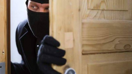 Trei băimăreni arestați preventiv; Au intrat într-un apartament când proprietara nu era acasă și au furat 2.000 de lei