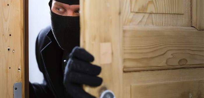 Trei băimăreni arestați preventiv; Au intrat într-un apartament când proprietara nu era acasă și au furat 2.000 de lei