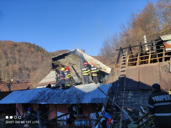 Un apel la solidaritate!: În județul Maramureș o familie mare care are patru copii a rămas fără un acoperiș în pragul iernii! Ajută și tu atât cât poți! (FOTO)