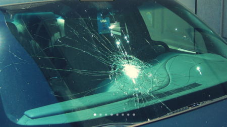 Circ în toată regula: În județul Maramureș patru bărbați, amețiți de alcool, protagoniștii unei altercații cu furci și parbriz făcut țăndări! Iată ce zice IPJ!