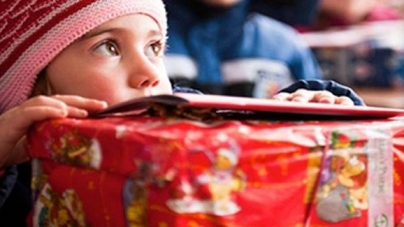 Luna cadourilor: O tânără din Maramureș mobilizează oamenii pentru copiii din familii nevoiașe; Puteți deveni și dumneavoastră unul dintre ajutoarele Moșului