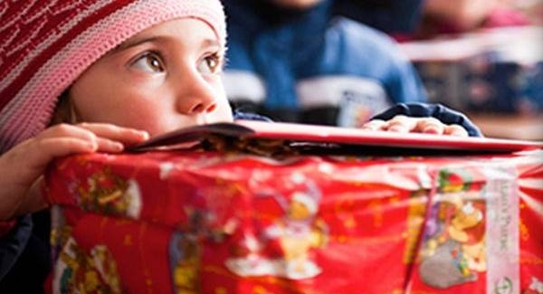 Luna cadourilor: O tânără din Maramureș mobilizează oamenii pentru copiii din familii nevoiașe; Puteți deveni și dumneavoastră unul dintre ajutoarele Moșului