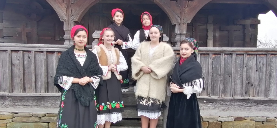 Tinere talentate: Șase eleve ale Școlii „Lucian Blaga” din Fărcașa au înființat grupul folcloric „Tradiții codrenești”
