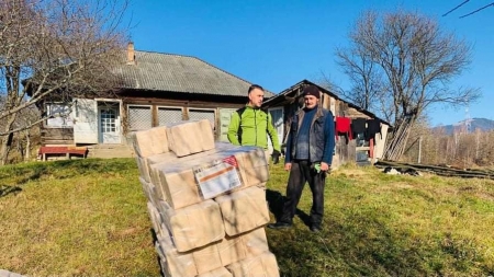 Un gest de felicitat!: În județul Maramureș ajutor prețios pentru o bunicuță blândă și fiul său! Acum au primit mai mulți paleți de brichete pentru foc! (FOTO)