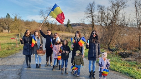 Gest frumos: Copiii din satul Drăghia au împărțit steaguri tricolore la fiecare poartă