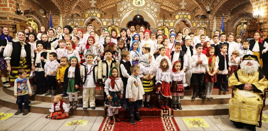 În ajunul sărbătorii Sfântului Ierarh Nicolae: Concert de colinde susținut de copiii Catedralei Episcopale din Baia Mare (FOTO)
