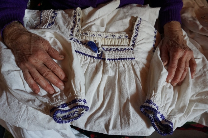 La cei 83 de ani ai săi, Anuța Șimon din Sarasău nu știe ce înseamnă „a șide”; Mâinile ei dibace au cusut nemeroase cămăși cu modele înflorate