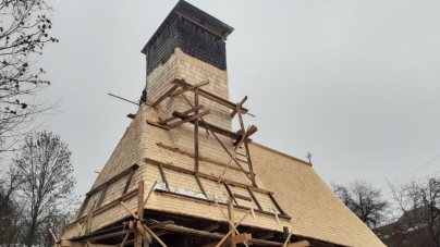 Vești bune: Lucrările de reabilitare ale Bisericii de lemn ”Sfântul Nicolae” din Costeni continuă; Aceasta a fost devastată de furtuna din septembrie 2017