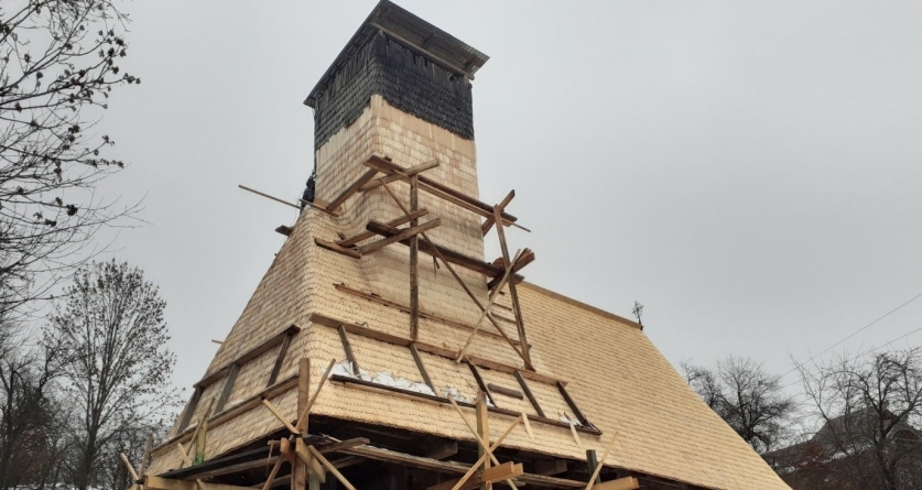 Vești bune: Lucrările de reabilitare ale Bisericii de lemn ”Sfântul Nicolae” din Costeni continuă; Aceasta a fost devastată de furtuna din septembrie 2017