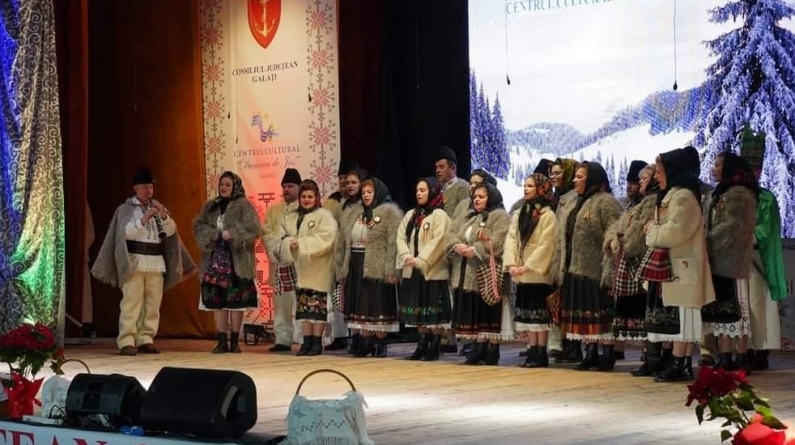 La înălțime: Maramureșenii au obținut trofeul festivalului și premiul pentru prezență scenică la Festivalul Concurs de Datini și Obiceiuri de Crăciun și Anul Nou din Galați