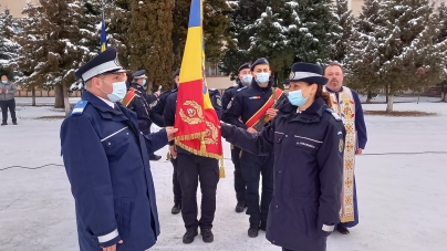 Momente încărcate de emoție: Două persoane nou încadrate la Jandarmeria Maramureș au depus Jurământul Militar