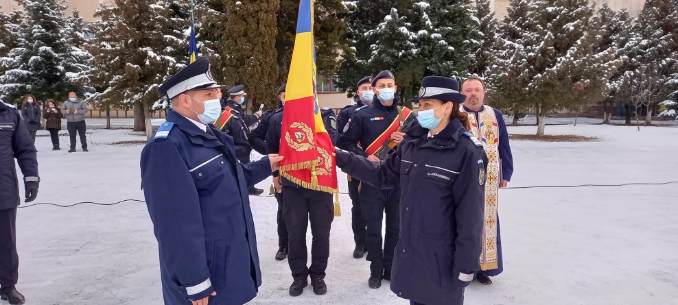 Momente încărcate de emoție: Două persoane nou încadrate la Jandarmeria Maramureș au depus Jurământul Militar