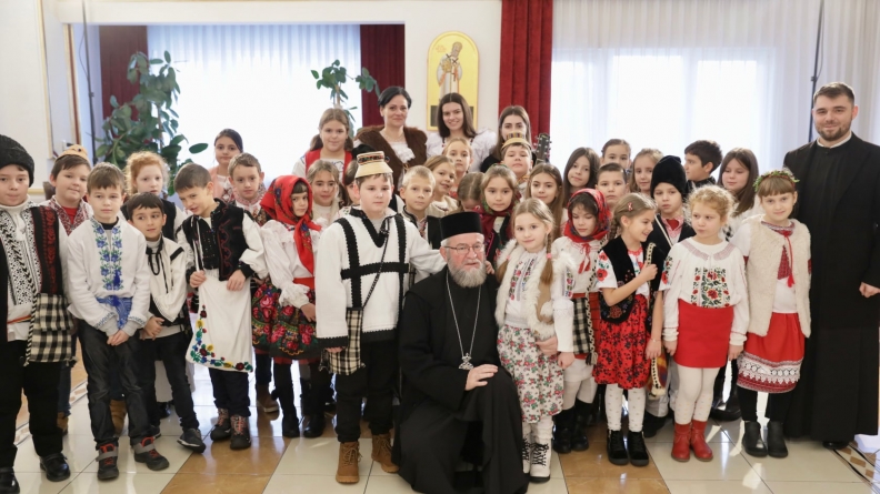 În prima zi a săptămânii: Sute de colindători au trecut pragul Centrului Eparhial din Baia Mare (FOTO)