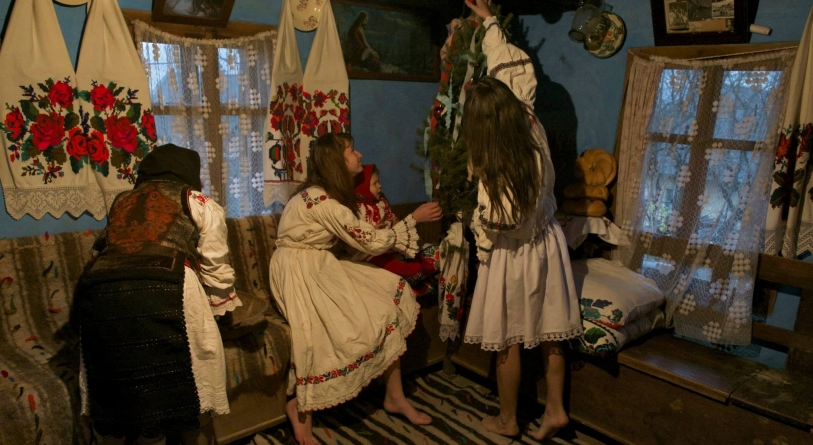 Cum erau pregătirile pentru Crăciun pe vremuri: „Cu o zî înainte, femeile fac pomu’. Înainte puneu în el mere, pere, nuci ș-o icoană”