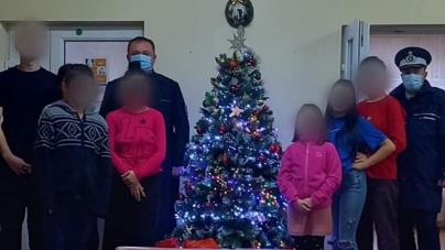 Anul Nou vine cu un zâmbet pe buzele copiilor din Casa de tip familial nr. 2 Baia Mare; Jandarmii respectă tradiția și le sunt „ocrotitori”